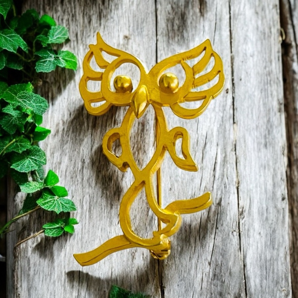 Cute Vintage Gold Tone Owl Figural Brooch